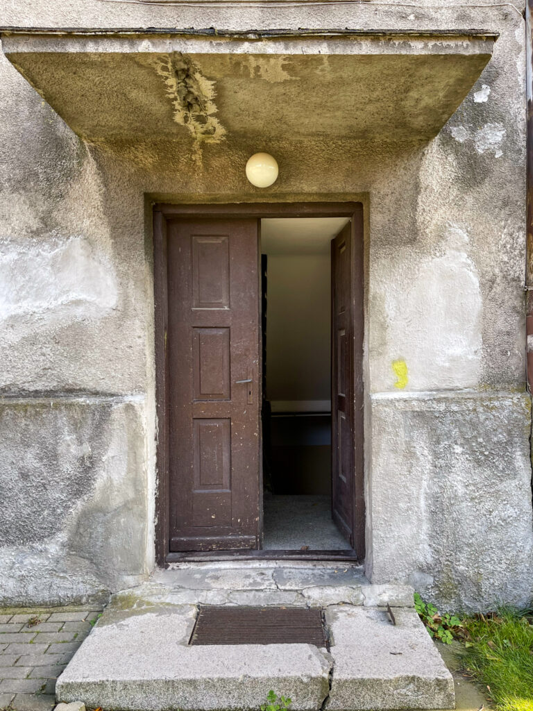 Wejście główne, elewacja tylna. Fot. Mariusz Majewski, 2021, źródło: Res in Ornamento