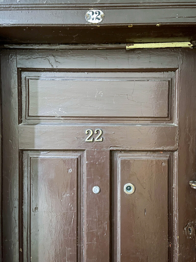 Drzwi mieszkania, klatka lewa, I piętro. Fot. Mariusz Majewski, 2021, źródło: Res in Ornamento