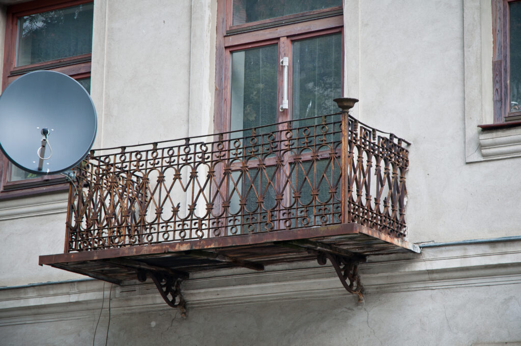 Balustrada balkonu, elewacja frontowa. Fot. Teresa Adamiak, 2021, źródło: Res in Ornamento