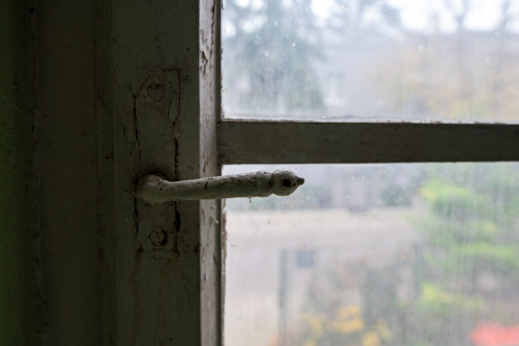 Okno, klatka schodowa. Fot. Kaja Diks, 2021, źródło: Res in Ornamento
