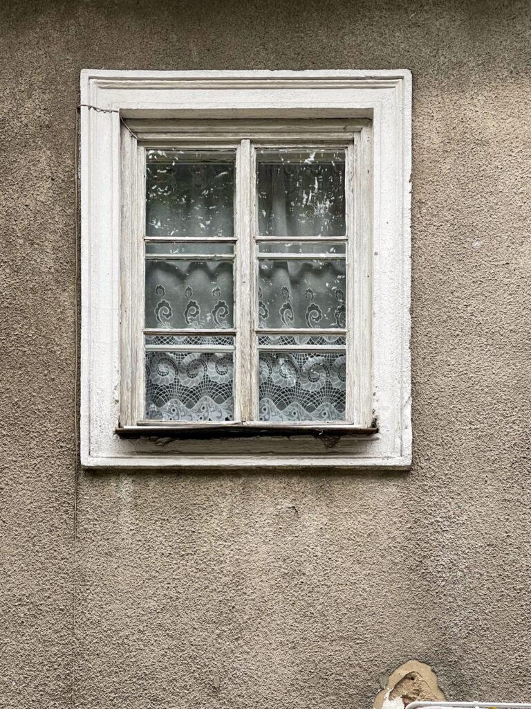 Okno, I piętro przy wejściu środkowym. Fot. Mariusz Majewski, 2021, źródło: Res in Ornamento