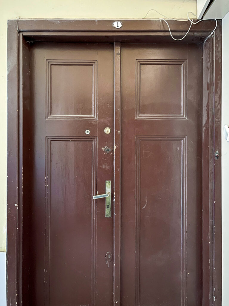 Drzwi mieszkania, klatka schodowa, parter. Fot. Mariusz Majewski, 2021, źródło: Res in Ornamento