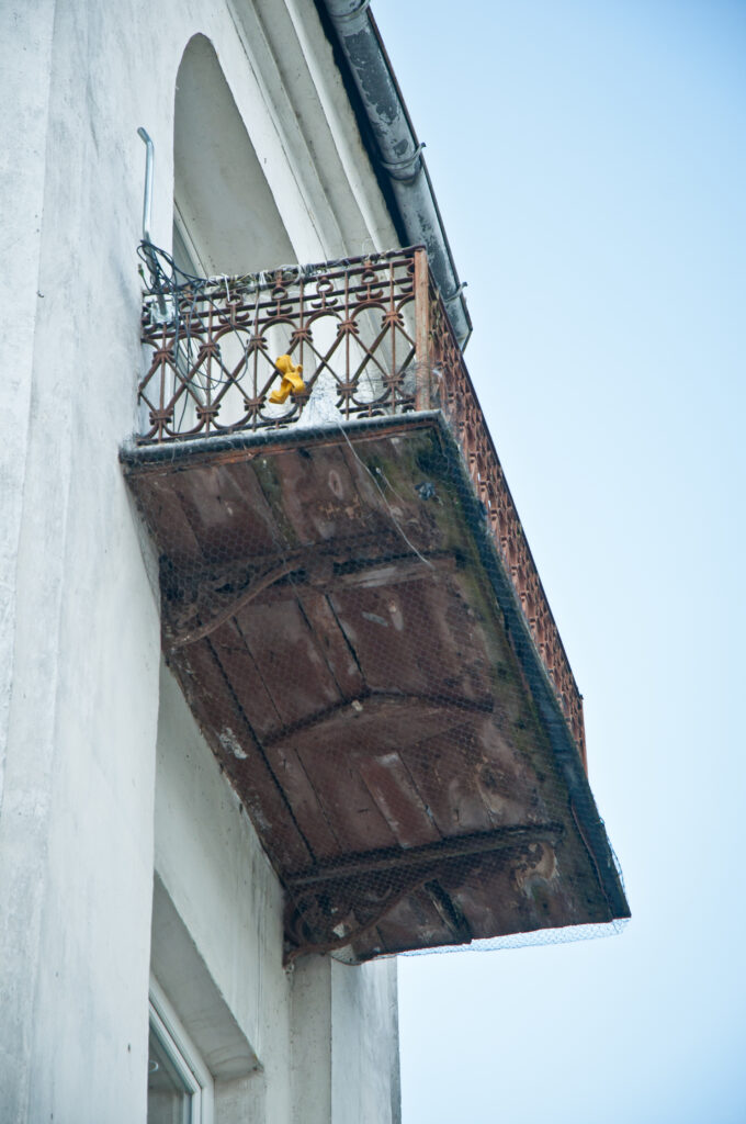 Wsporniki balkonu, elewacja frontowa. Fot. Teresa Adamiak, 2021, źródło: Res in Ornamento
