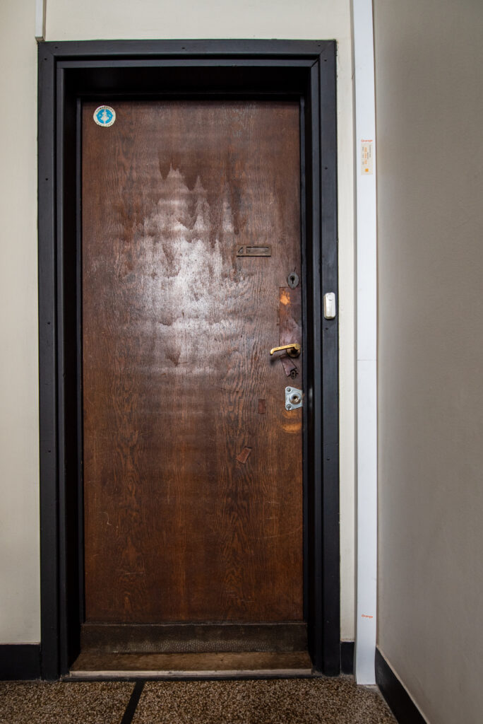 Drzwi mieszkania, klatka schodowa. Fot. Kaja Diks, 2021, źródło: Res in Ornamento