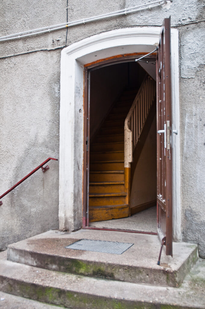 Drzwi na klatkę schodową. Fot. Teresa Adamiak, 2021, źródło: Res in Ornamento