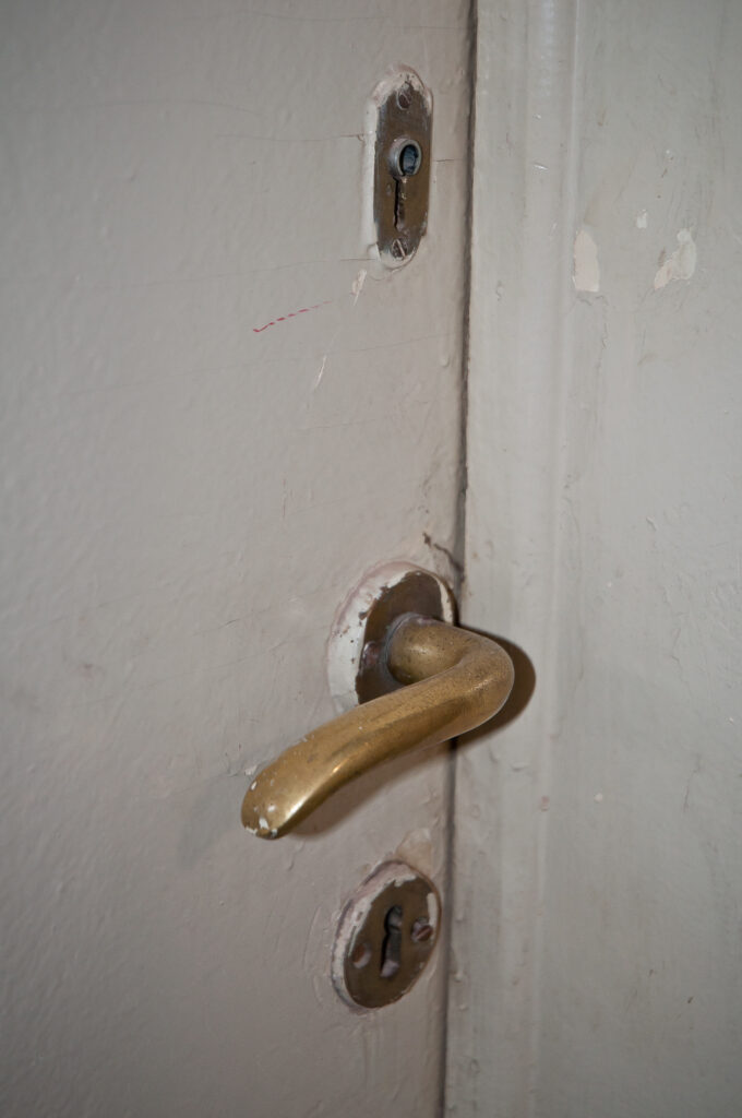 Klamka drzwi do mieszkania, klatka schodowa. Fot. Agnieszka Sienkiewicz, 2021, źródło: Studeo et Conservo
