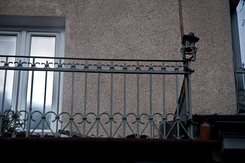Balustrada balkonu, elewacja frontowa. Fot. Teresa Adamiak, 2021, źródło: Res in Ornamento