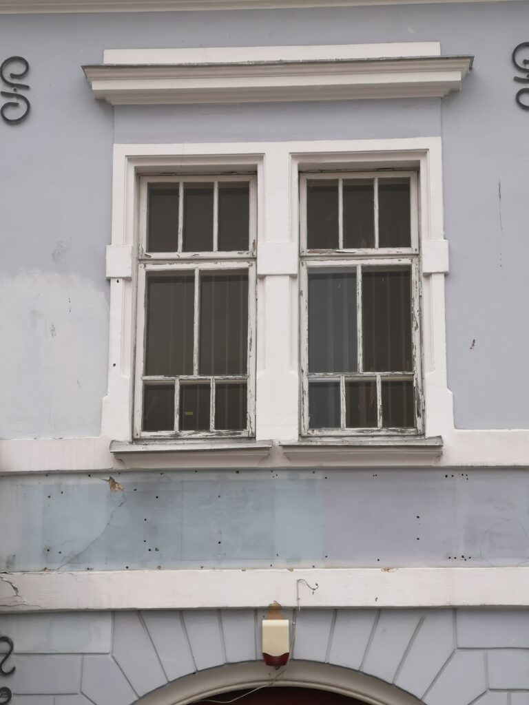 Obramienie okna, I piętro, elewacja frontowa. Fot. Bożena Rudzisz, 2021, źródło: Res in Ornamento