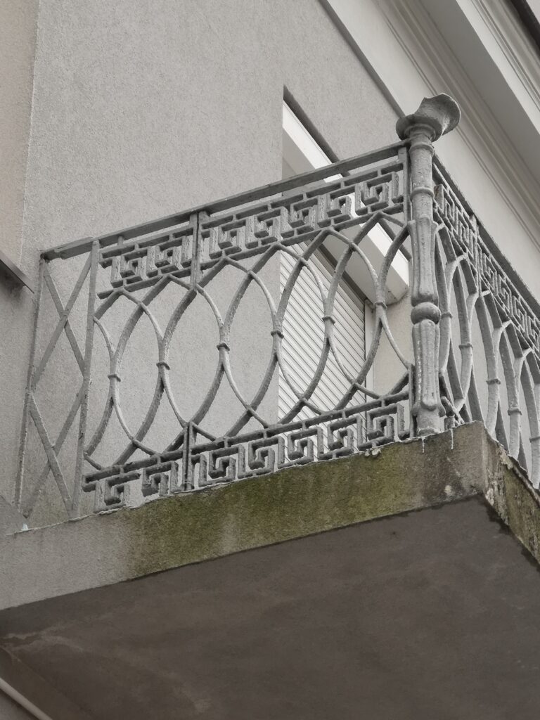 Balustrada balkonu, elewacja boczna. Fot. Bożena Rudzisz, 2021, źródło: Res in Ornamento