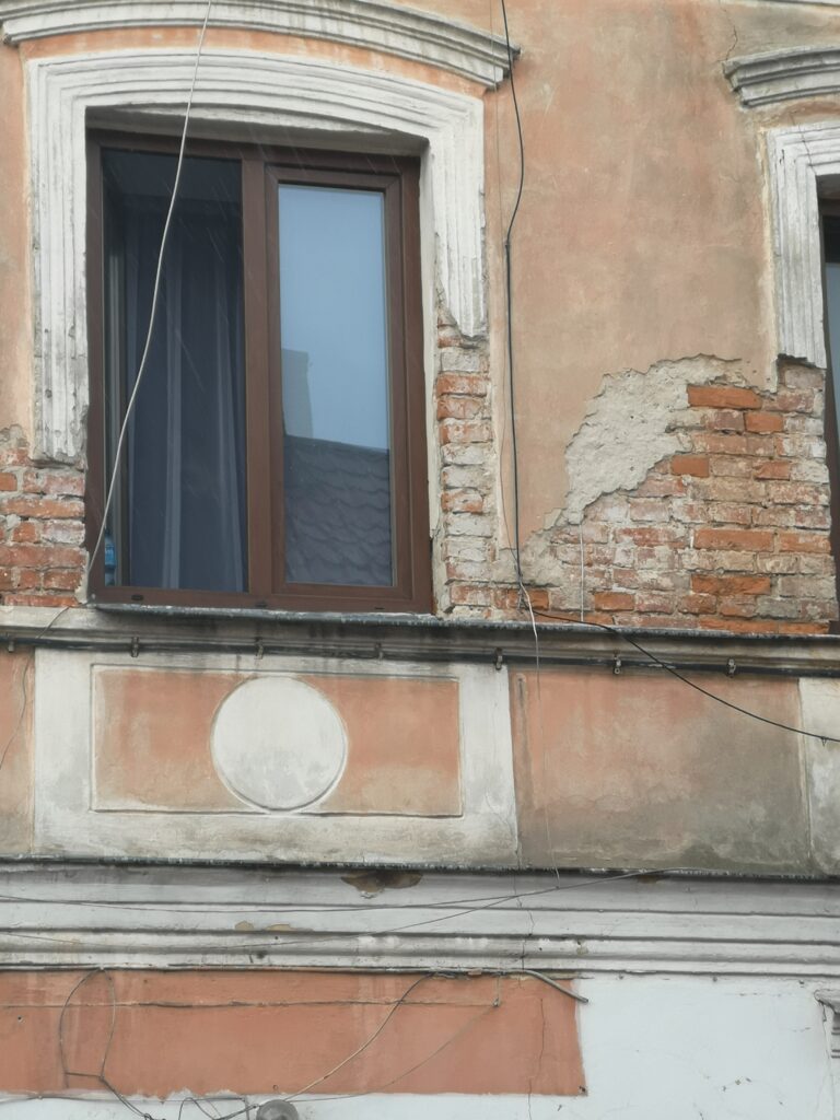 Obramienie okna, I piętro, elewacja frontowa. Fot. Bożena Rudzisz, 2021, źródło: Res in Ornamento