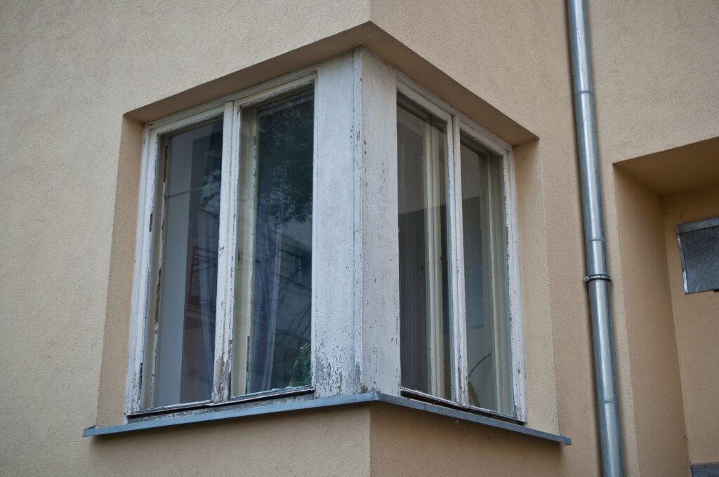 Okno, narożnik, elewacja tylna. Fot. Teresa Adamiak, 2021, źródło: Studeo et Conservo
