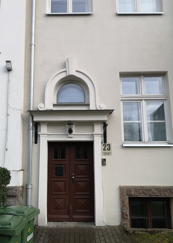 Drzwi (nr 23), elewacja frontowa. Fot. Bożena Rudzisz, 2021, źródło: Res in Ornamento