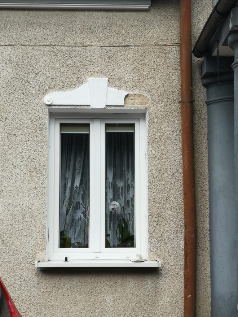 Naczółek okna, elewacja frontowa. Fot. Bożena Rudzisz, 2021, źródło: Res in Ornamento
