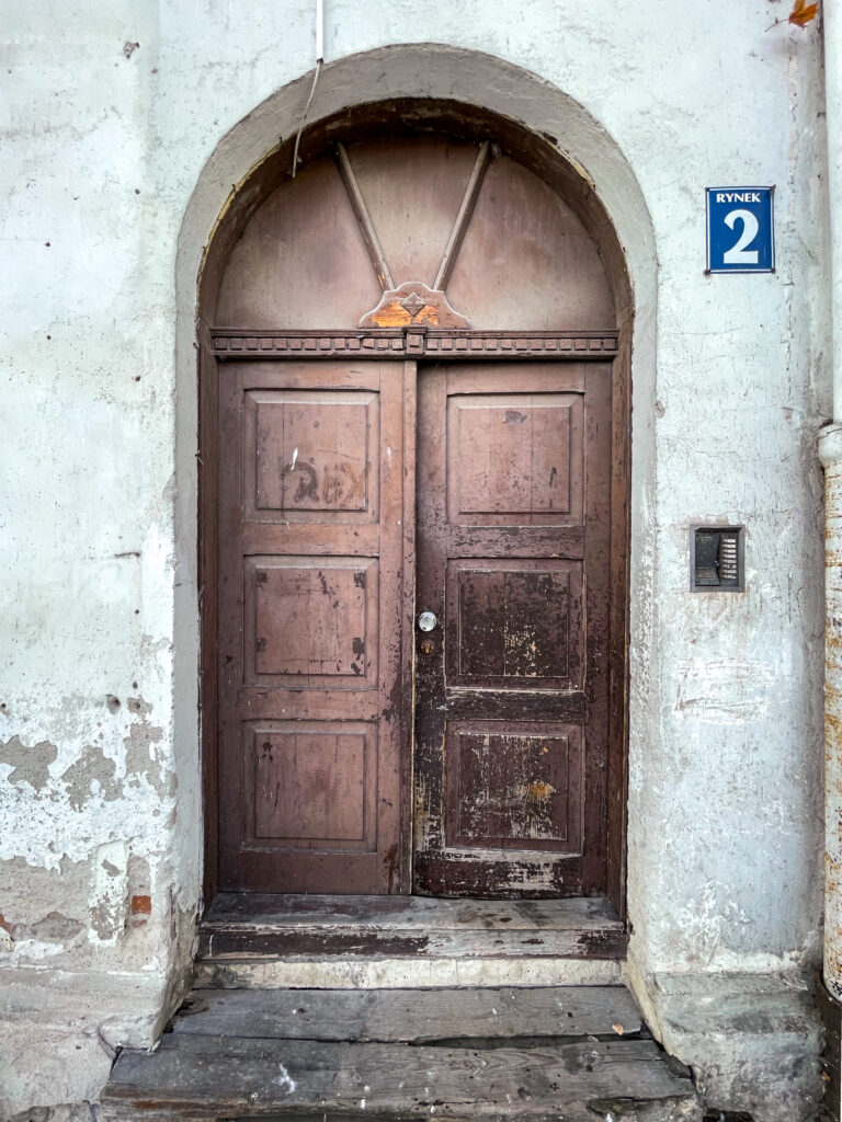 Drzwi na klatkę schodową. Fot. Mariusz Majewski, 2021, źródło: Res in Ornamento