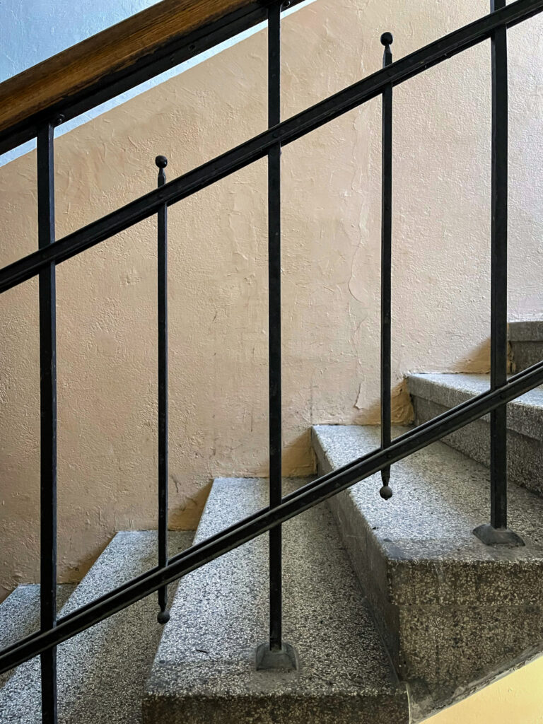 Balustrada, klatka schodowa, parter. Fot. Mariusz Majewski, 2021, źródło: Res in Ornamento