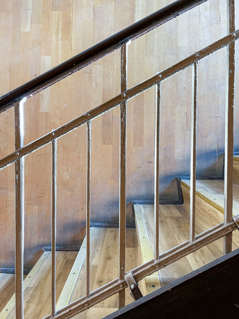 Balustrada, klatka schodowa prawa, I piętro. Fot. Mariusz Majewski, 2021, źródło: Res in Ornamento