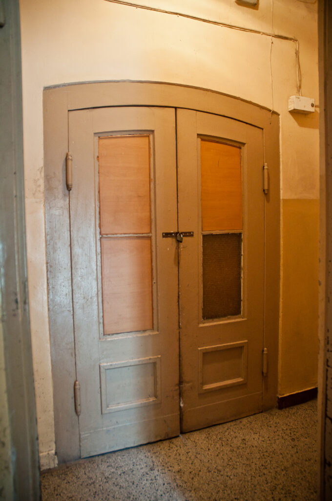 Drzwi, klatka schodowa. Fot. Teresa Adamiak, 2021, źródło: Res in Ornamento