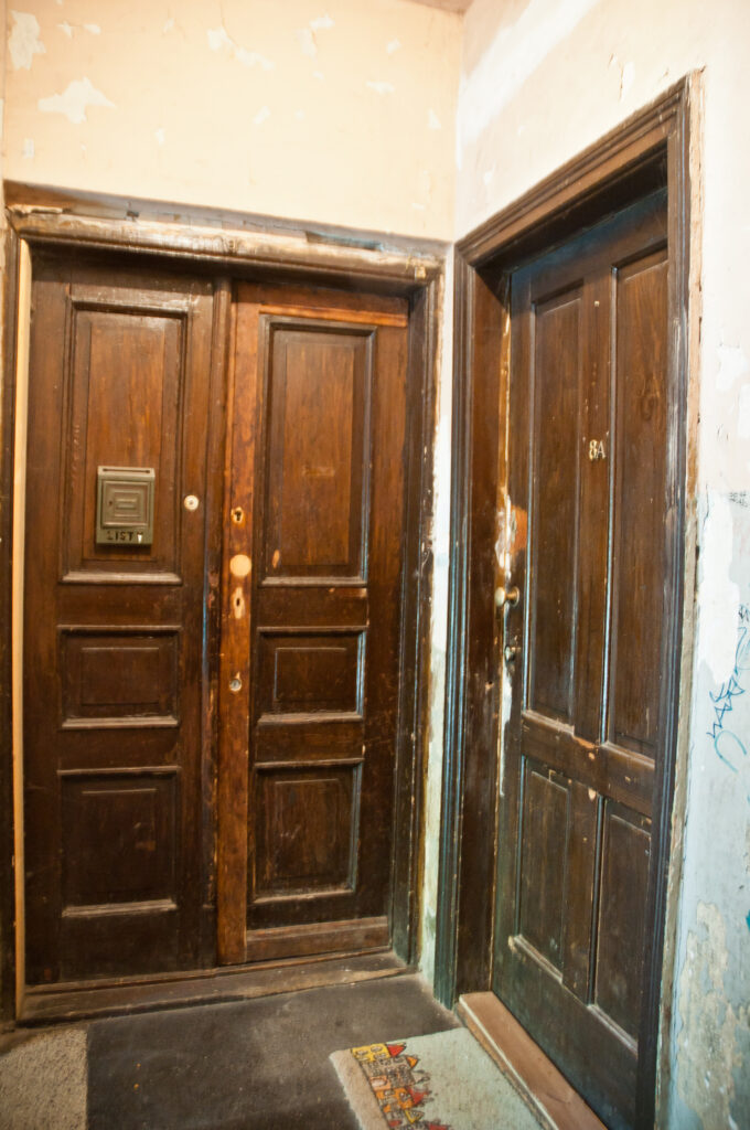 Drzwi, klatka schodowa. Fot. Teresa Adamiak, 2021, źródło: Studeo et Conservo