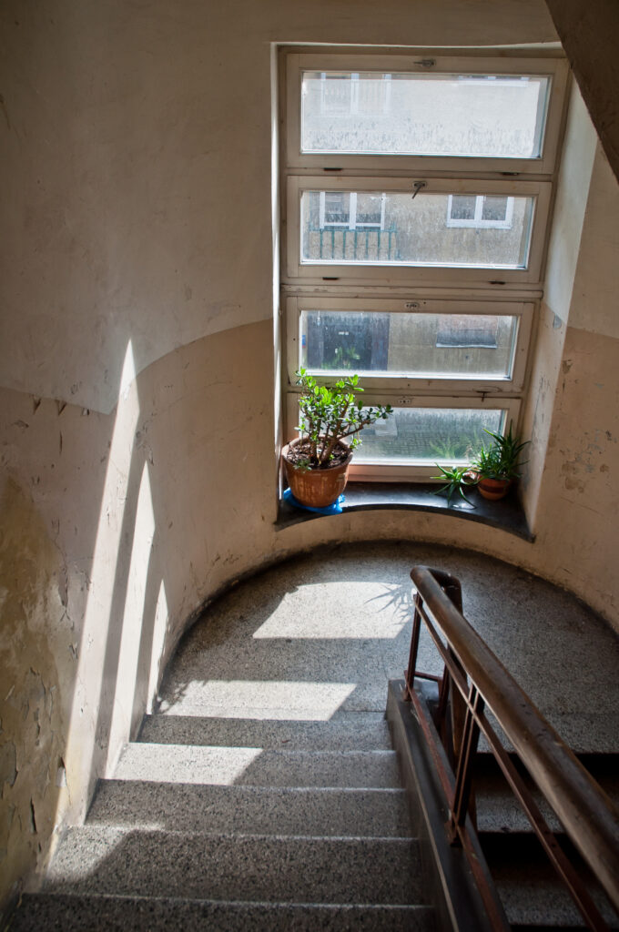 Okno, klatka schodowa. Fot. Teresa Adamiak, 2021, źródło: Studeo et Conservo