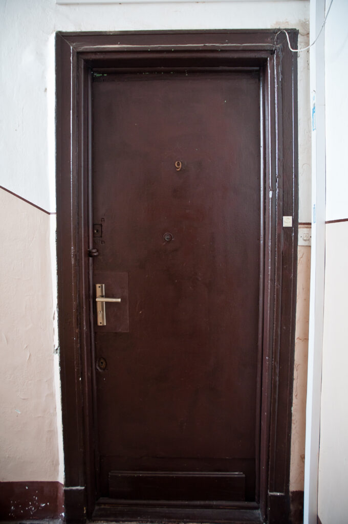 Drzwi, klatka schodowa. Fot. Teresa Adamiak, 2021, źródło: Studeo et Conservo