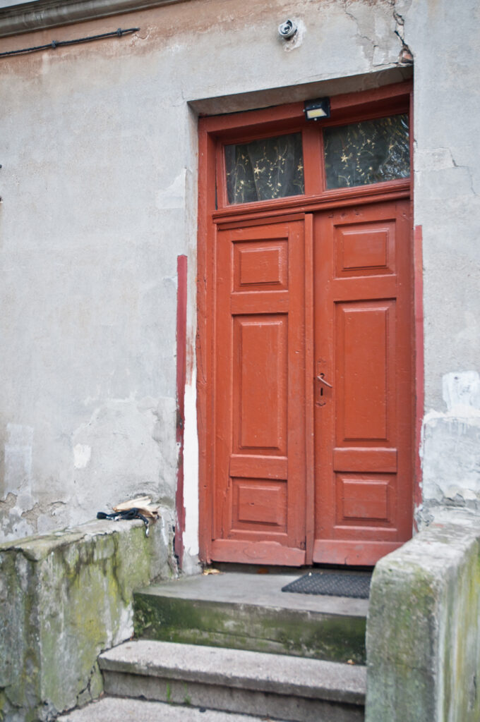 Drzwi, elewacja boczna. Fot. Teresa Adamiak, 2021, źródło: Res in Ornamento