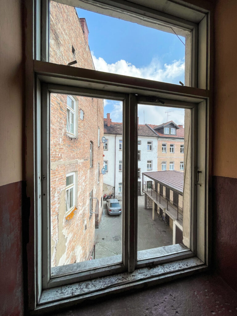 Okno, II półpiętro, klatka schodowa. Fot. Mariusz Majewski, 2021, źródło: Res in Ornamento