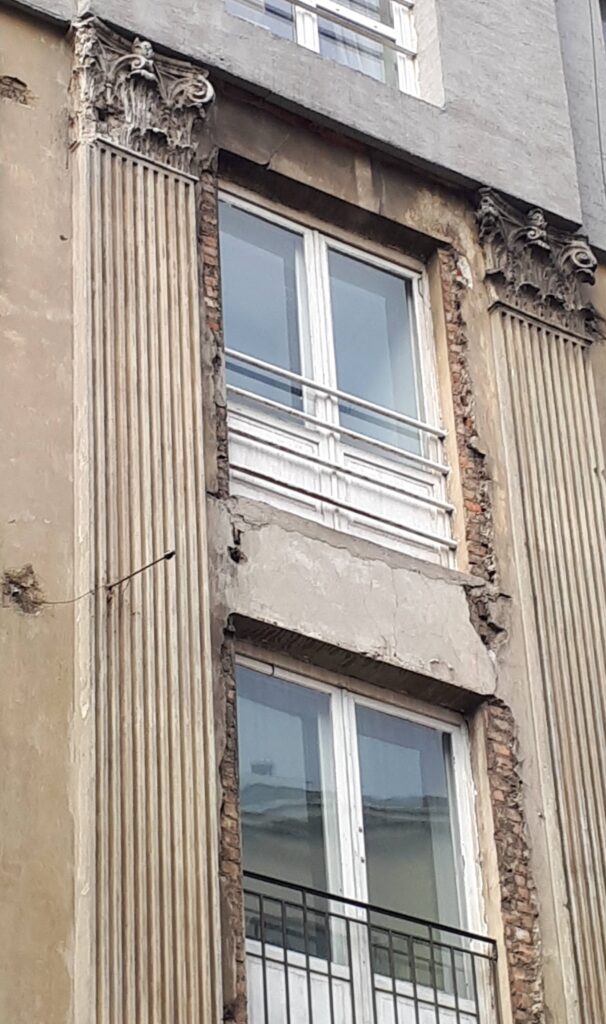 Pilastry i okna, elewacja frontowa. Fot. Robert Marcinkowski 2021, źródło: Studeo et Conservo