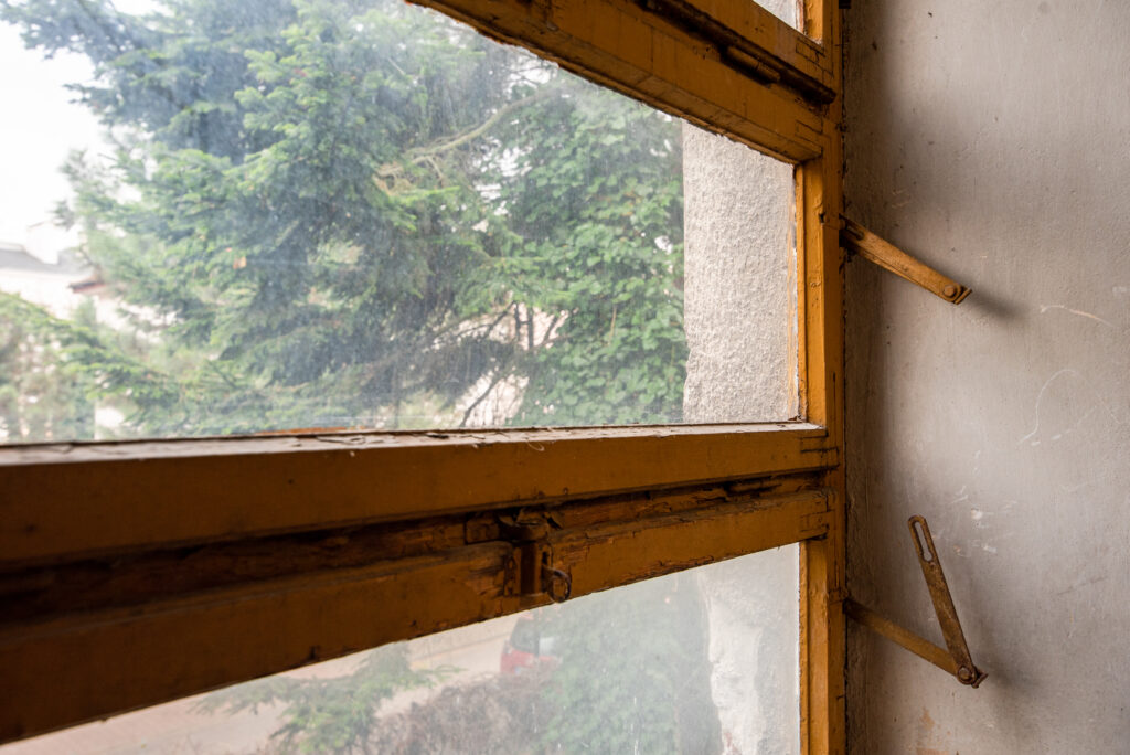 Okno, klatka schodowa. Fot. Kaja Diks, 2021, źródło: Res in Ornamento