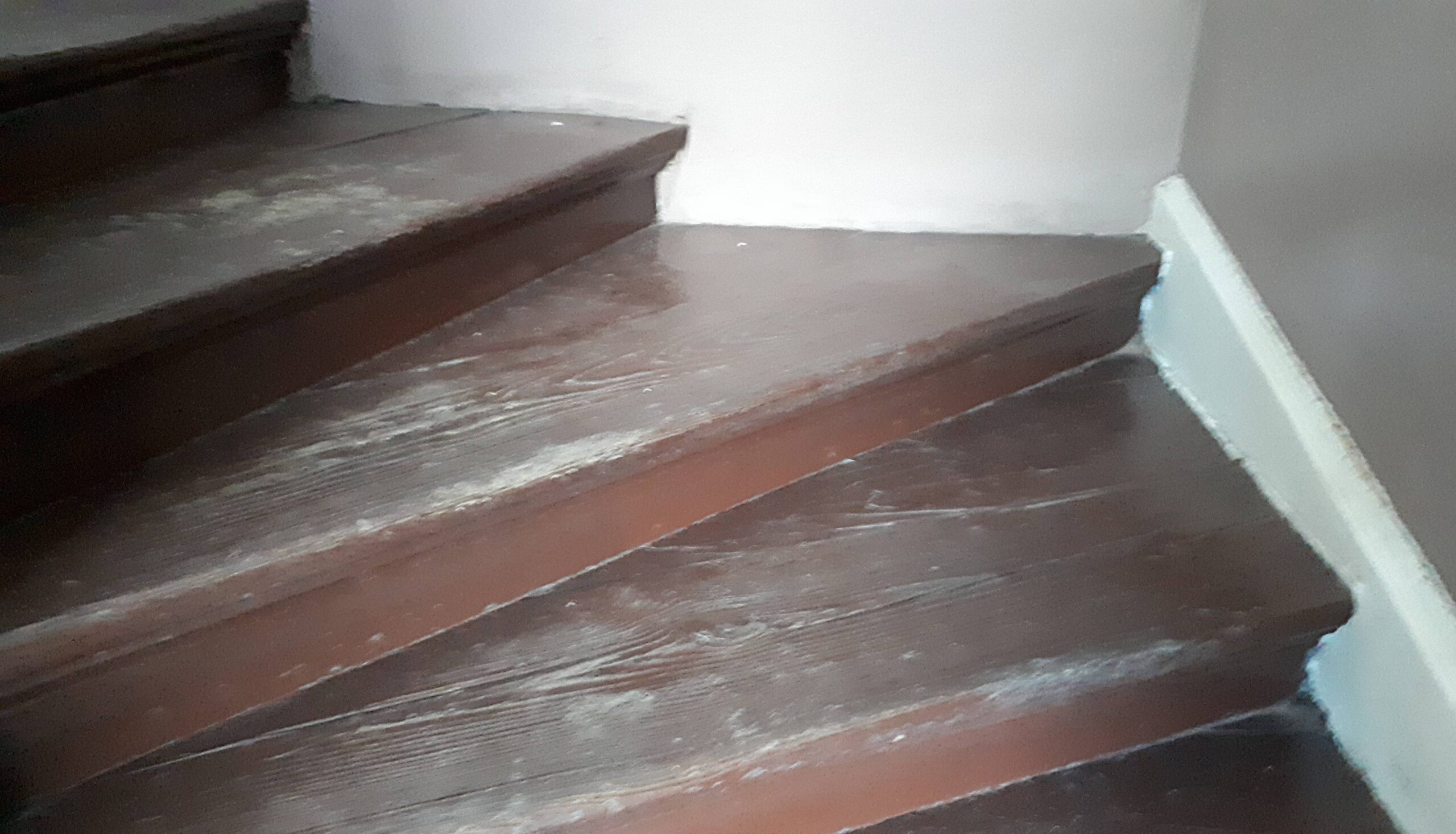Klatka schodowa. Zakręt drewnianych schodów przed ostatnim piętrem. Fot. Robert Marcinkowski 2022 r., źródło: Res in Ornamento II.