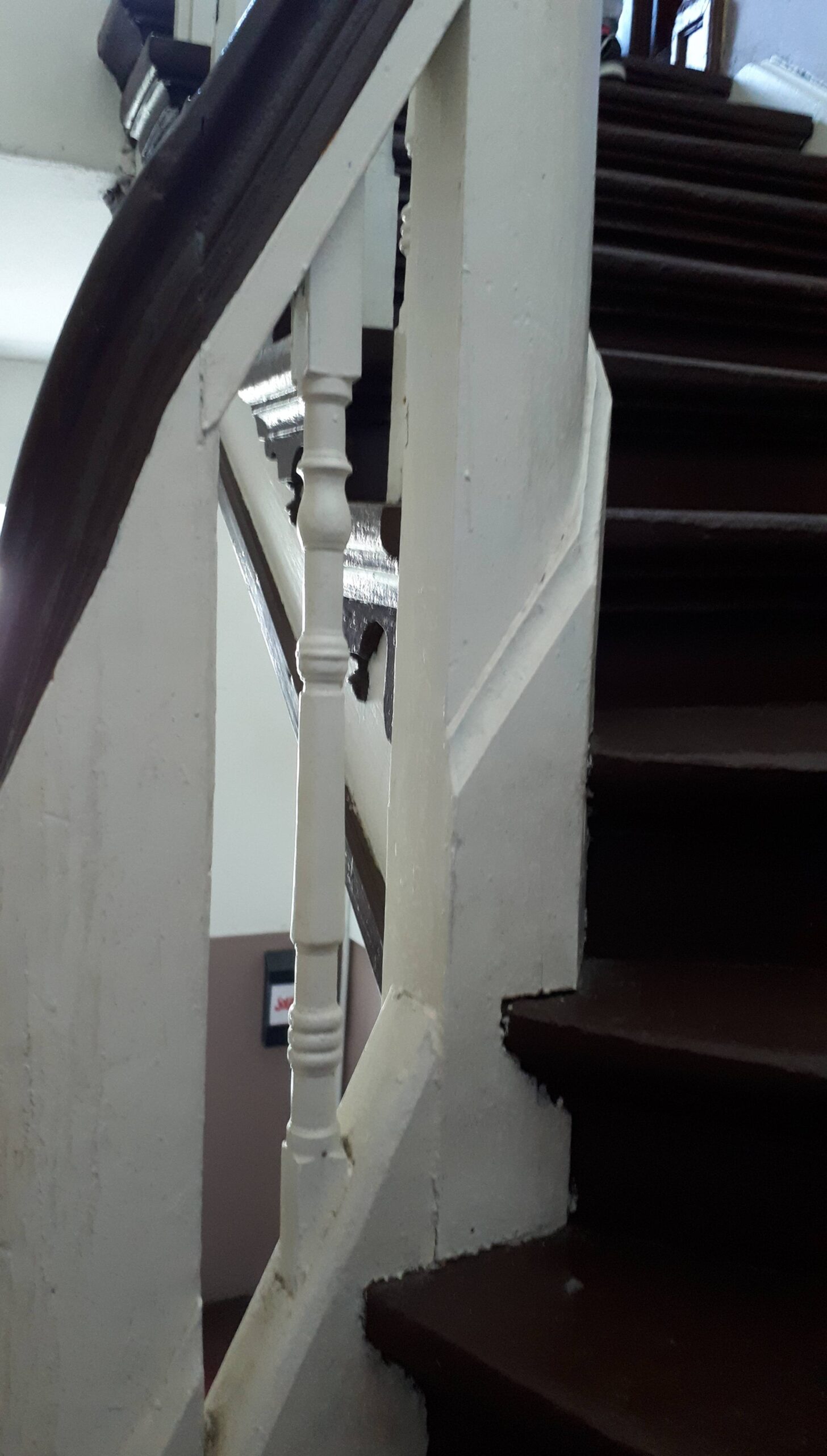 Klatka schodowa. Zakręt balustrady przed ostatnim piętrem. Fot. Robert Marcinkowski 2022 r., źródło: Res in Ornamento II.