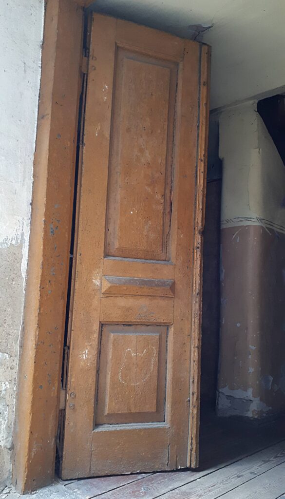 Drzwi na klatkę schodową (po wyjściu z bramy - na prawo). Fot. Robert Marcinkowski 2022 r., źródło: Res in Ornamento II.