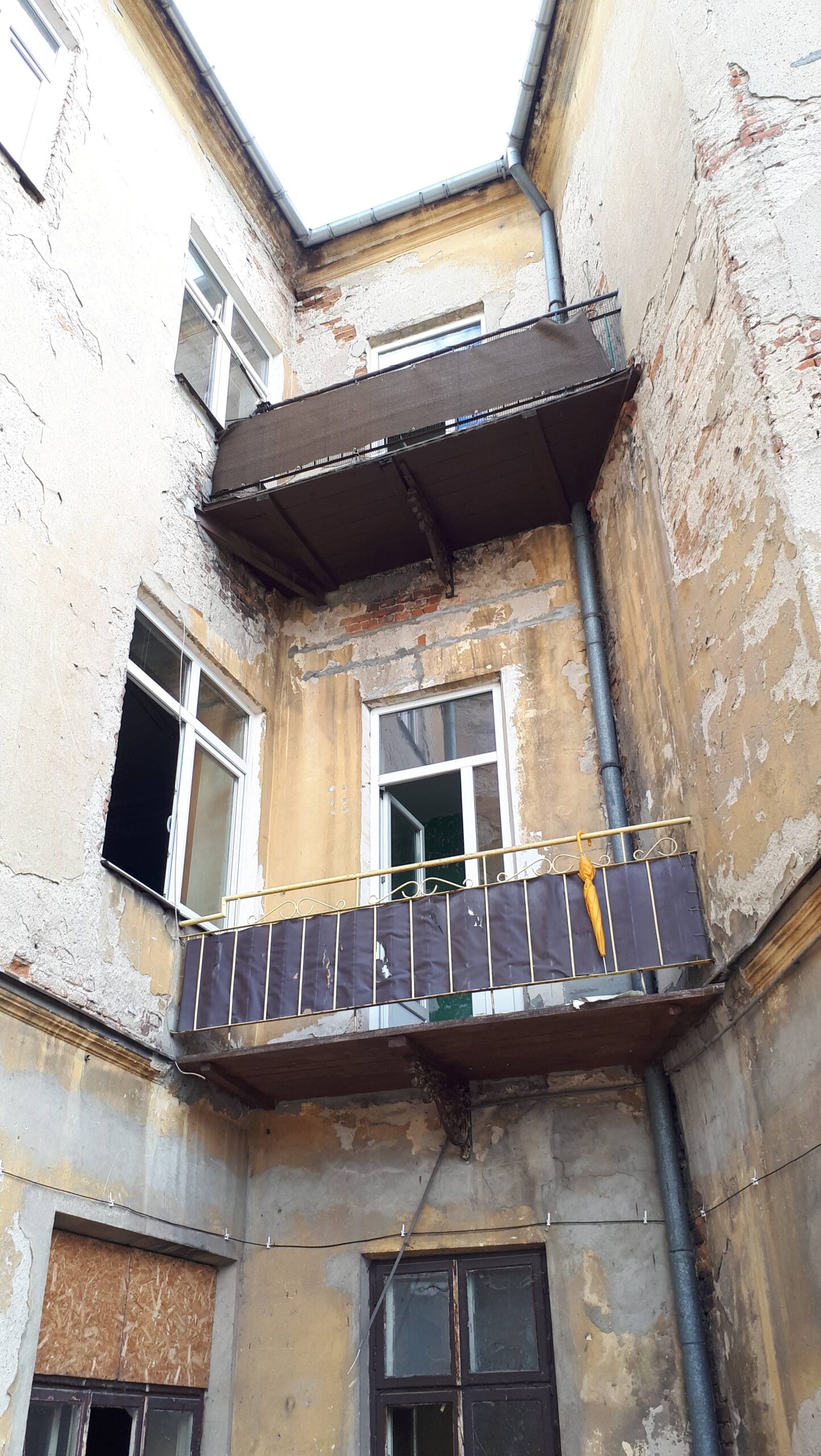 Balkony w północno wschodnim narożniku podwórza. Fot. Robert Marcinkowski 2022 r., źródło: Res in Ornamento II.