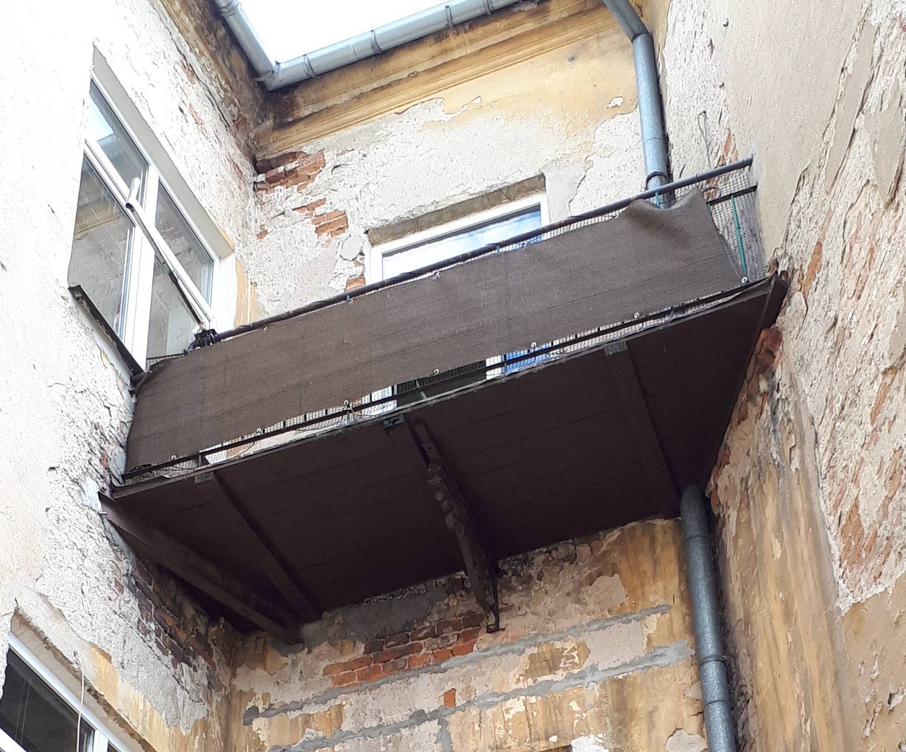 Balkon w północno wschodnim narożniku podwórza, na II piętrze. Fot. Robert Marcinkowski 2022 r., źródło: Res in Ornamento II.