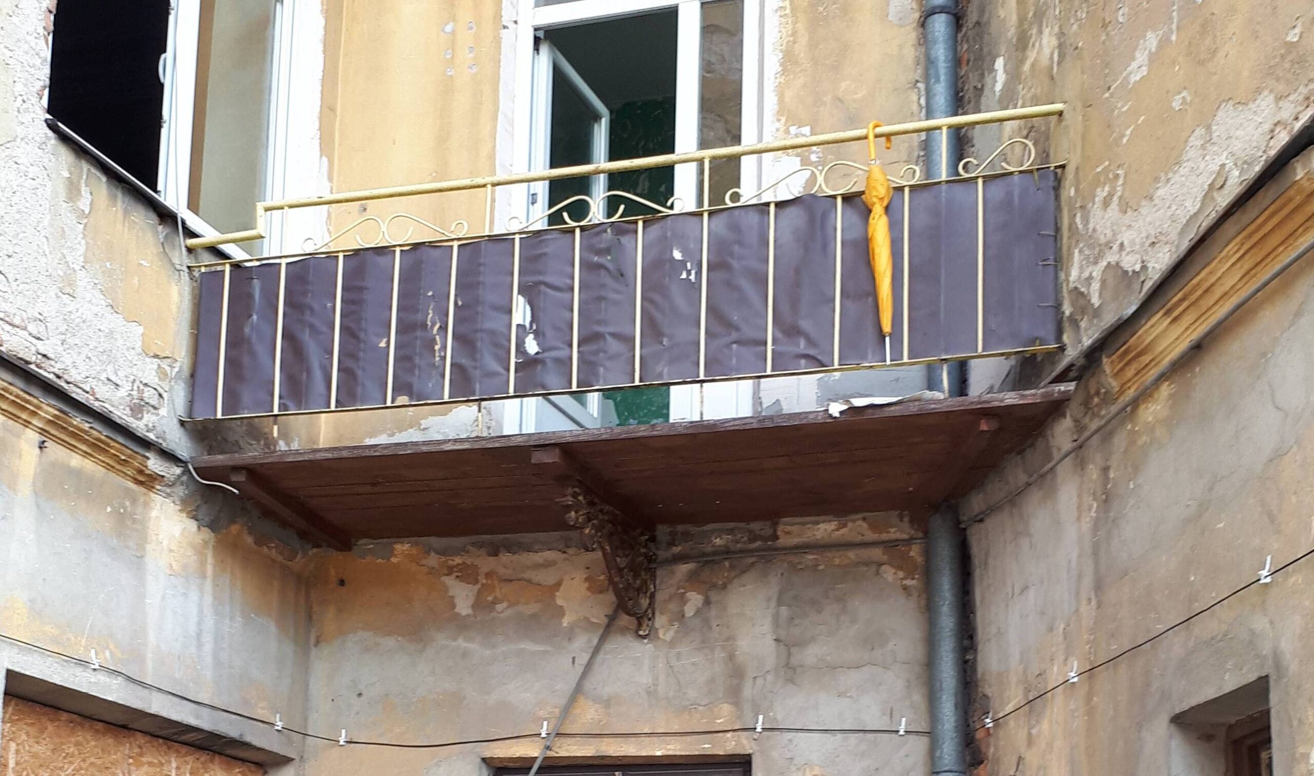 Balkon w północno wschodnim narożniku podwórza, na I piętrze. Fot. Robert Marcinkowski 2022 r., źródło: Res in Ornamento II.
