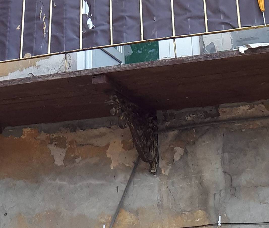 Żeliwny wspornik balkonu w północno wschodnim narożniku podwórza, na I piętrze. Fot. Robert Marcinkowski 2022 r., źródło: Res in Ornamento II.