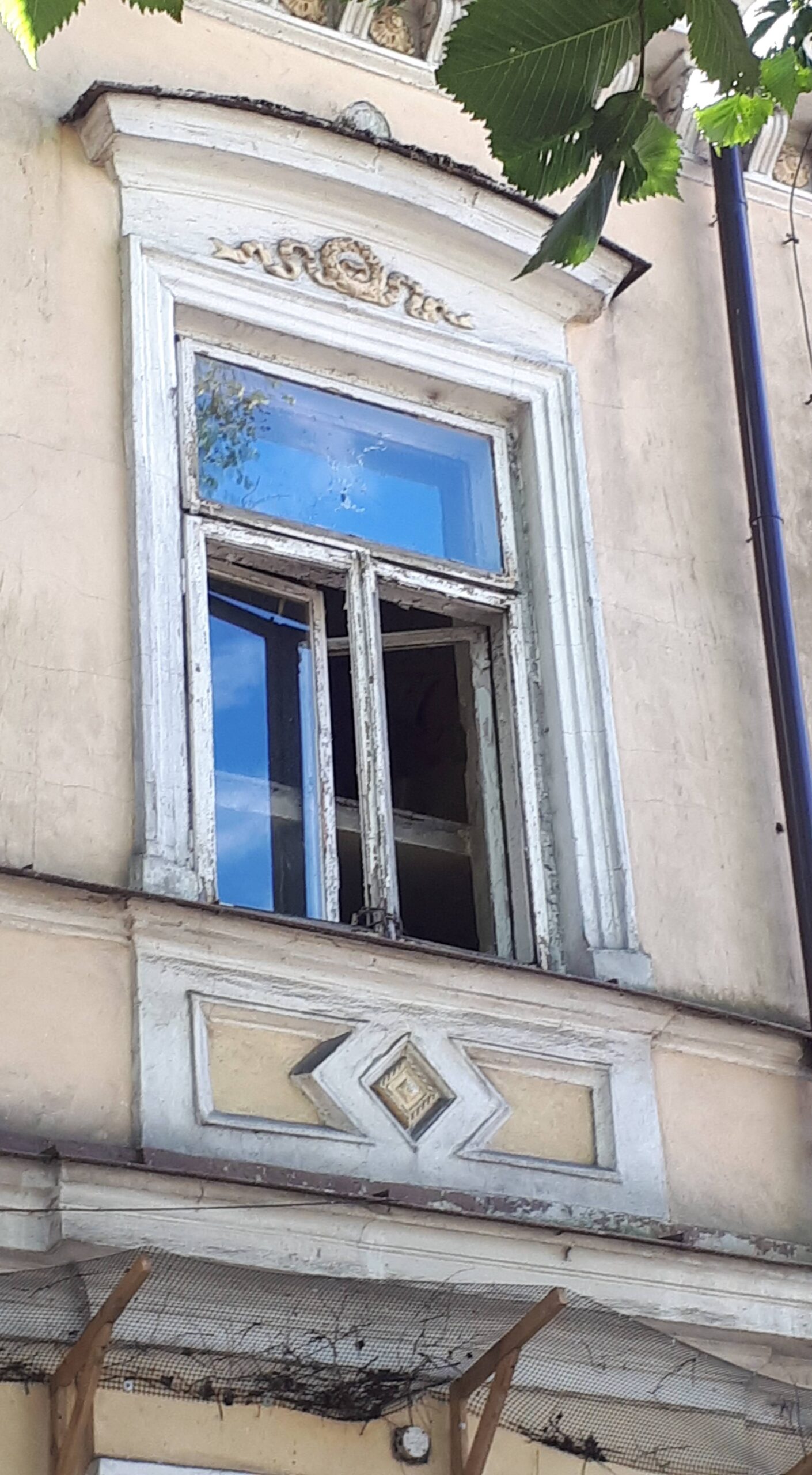 Elewacja frontowa - część zachodnia. Okno na I piętrze. Fot. Robert Marcinkowski 2022 r., źródło: Res in Ornamento II.