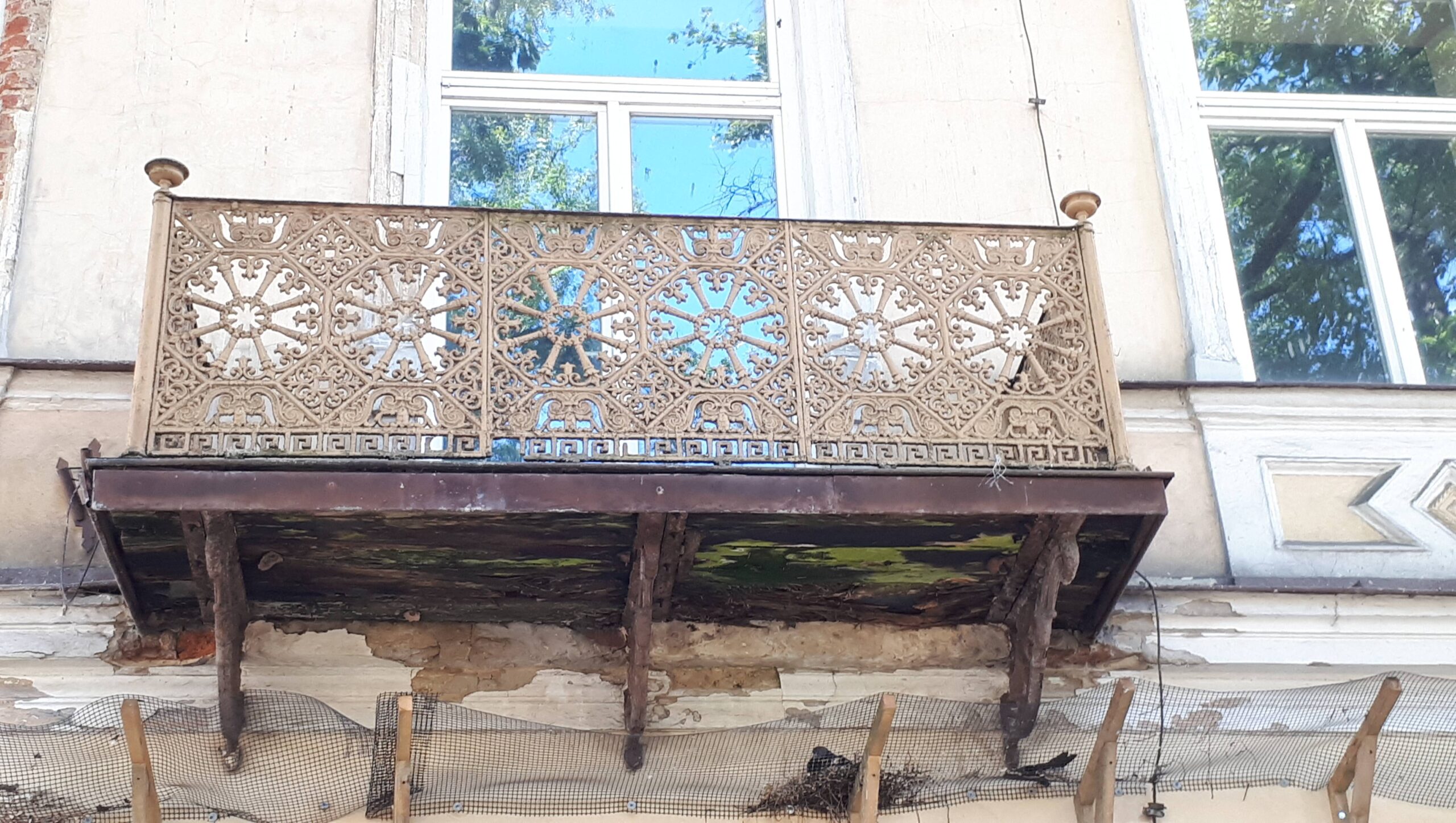 Elewacja frontowa. Żeliwna balustrada balkonu, wykonana z powtarzalnych paneli. Fot. Robert Marcinkowski 2022 r., źródło: Res in Ornamento II.