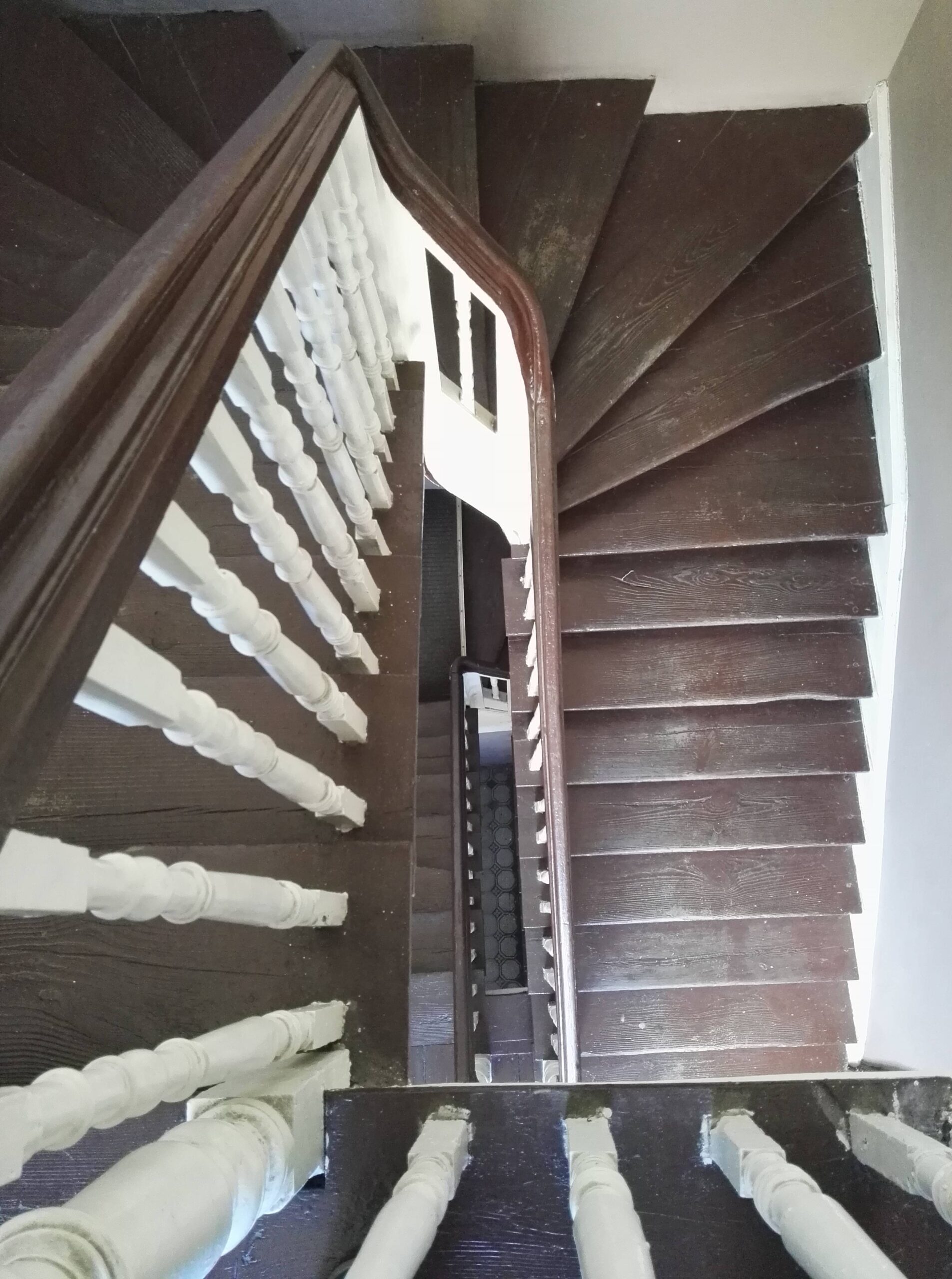 Klatka schodowa. Drewniane schody i balustrada. Widok z ostatniego piętra. Fot. Martyna Leciak 2022 r., źródło: Res in Ornamento II.