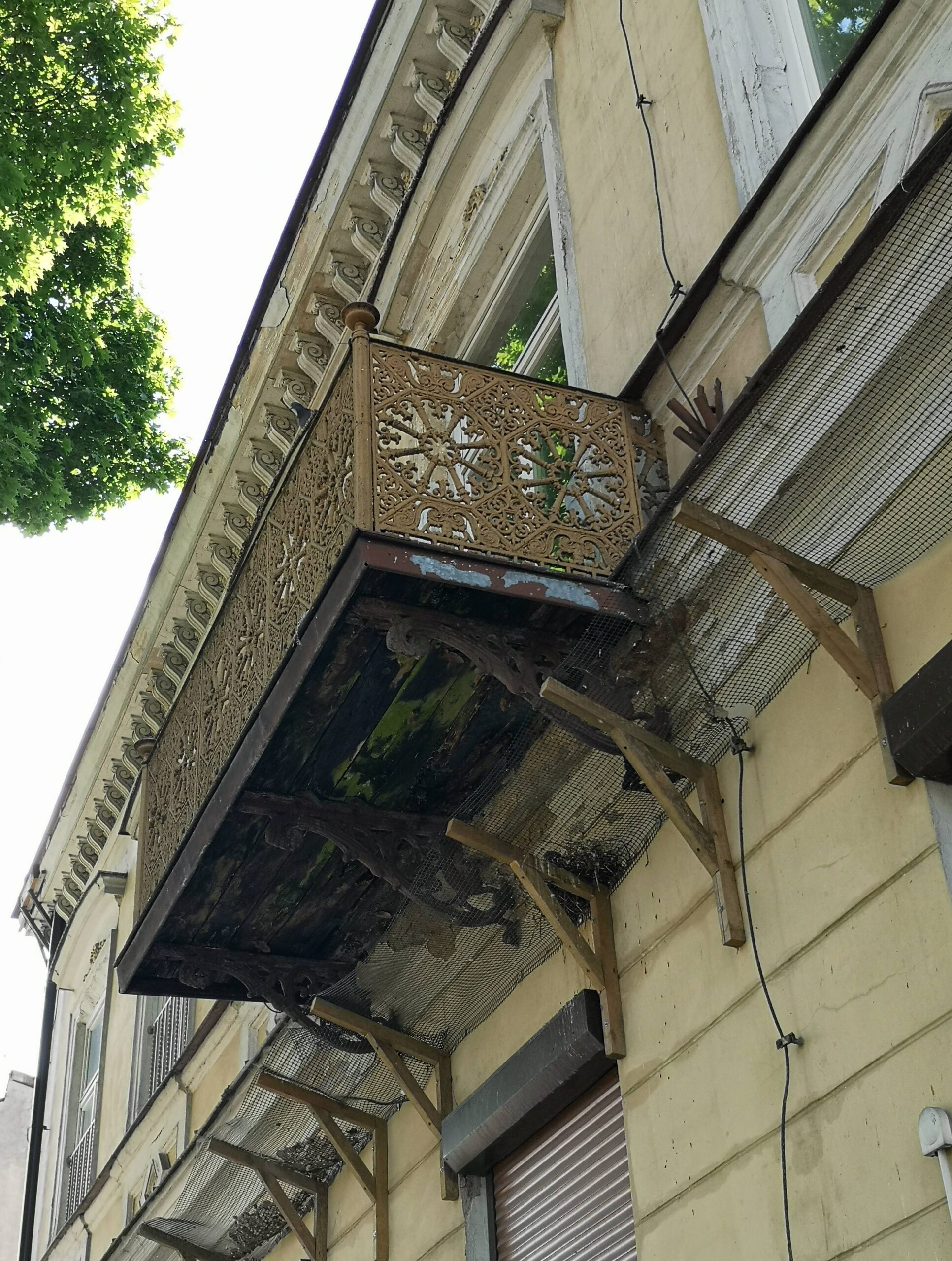 Elewacja frontowa - balkon. Fot. Bożena Rudzisz. 2022 r., źródło: Res in Ornamento II.