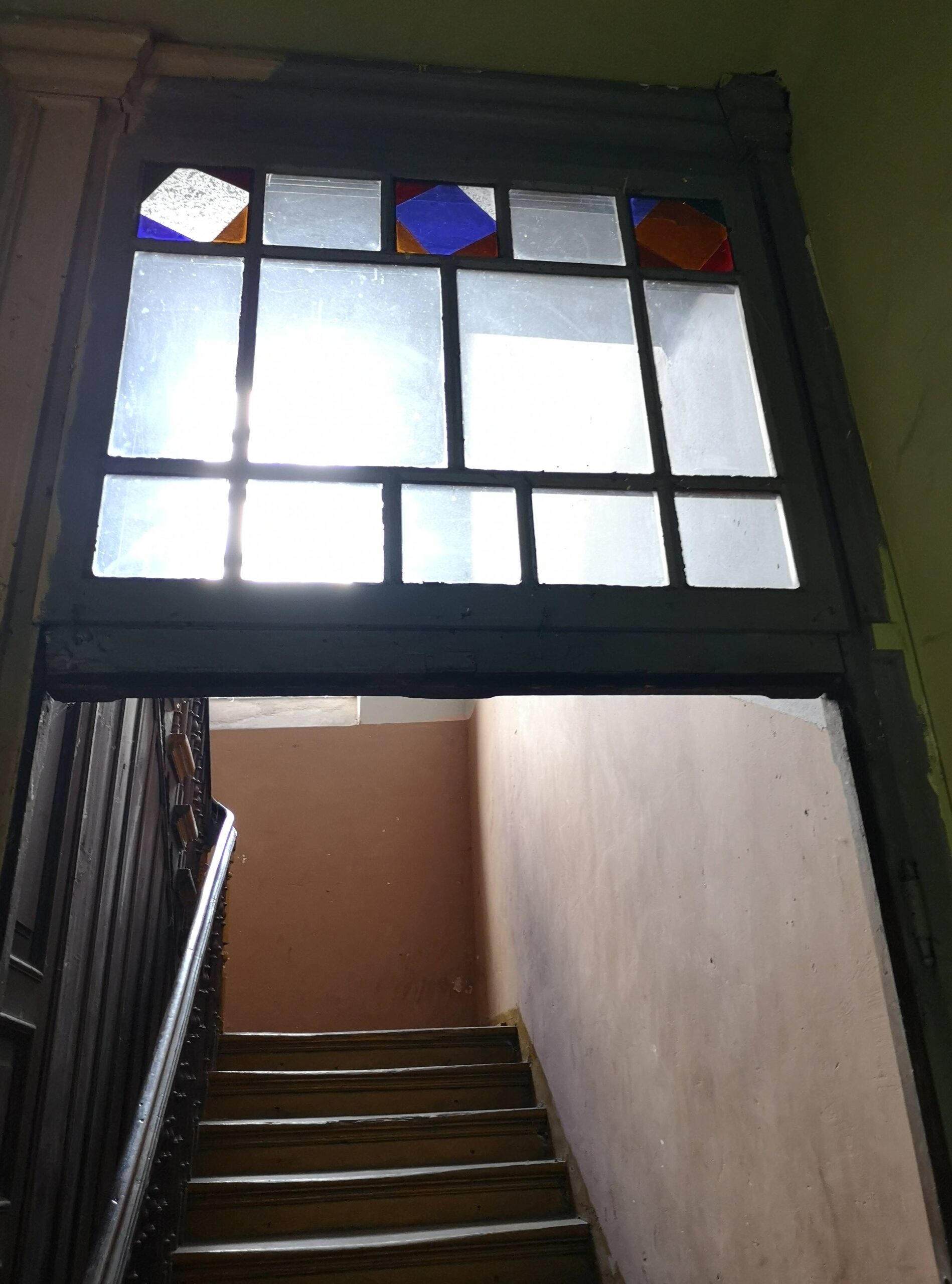 Klatka wschodnia. Parter - witraż nad wejściem na schody - od strony sieni. Fot. Bożena Rudzisz 2022 r., źródło: Res in Ornamento II.