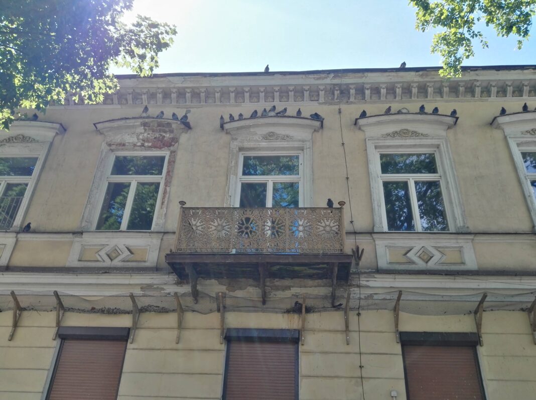 Elewacja frontowa - część środkowa z balkonem. Fot. Martyna Leciak. 2022 r., źródło: Res in Ornamento II.