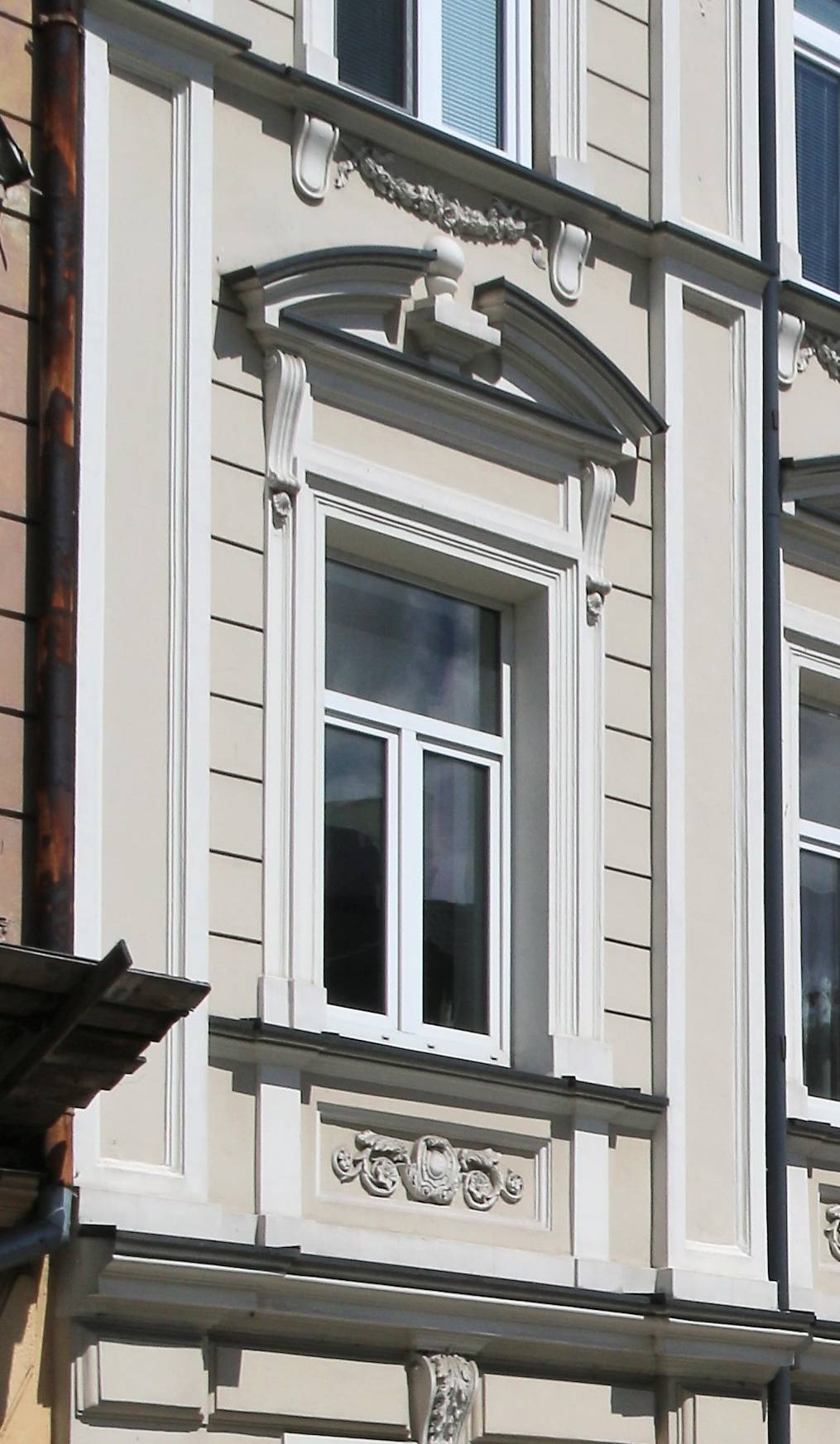 Elewacja frontowa. Oprawa okna I piętra. Fot. Jerzy Majewski 2022 r., źródło: Res in Ornamento II.