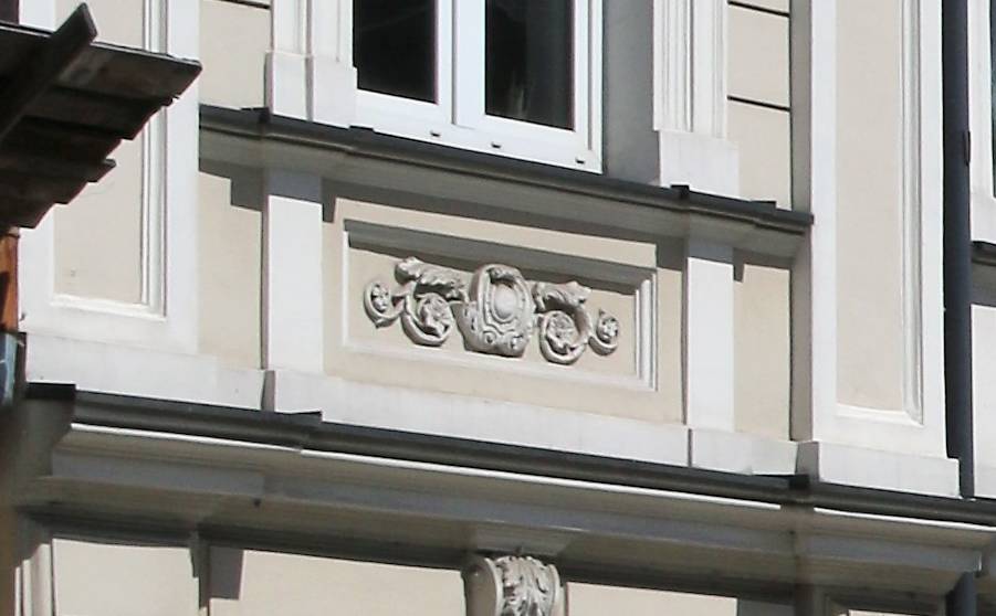Elewacja frontowa. Płycina pod oknem I piętra. Okno pierwsze od lewej. Fot. Jerzy Majewski 2022 r., źródło: Res in Ornamento II.