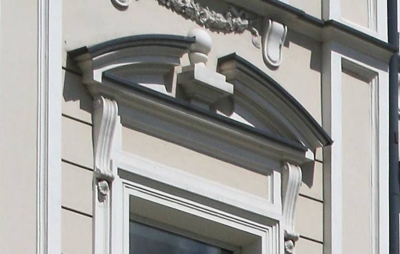 Elewacja frontowa. Naczółek nad oknem I piętra. Okno pierwsze od lewej. Fot. Jerzy Majewski 2022 r., źródło: Res in Ornamento II.