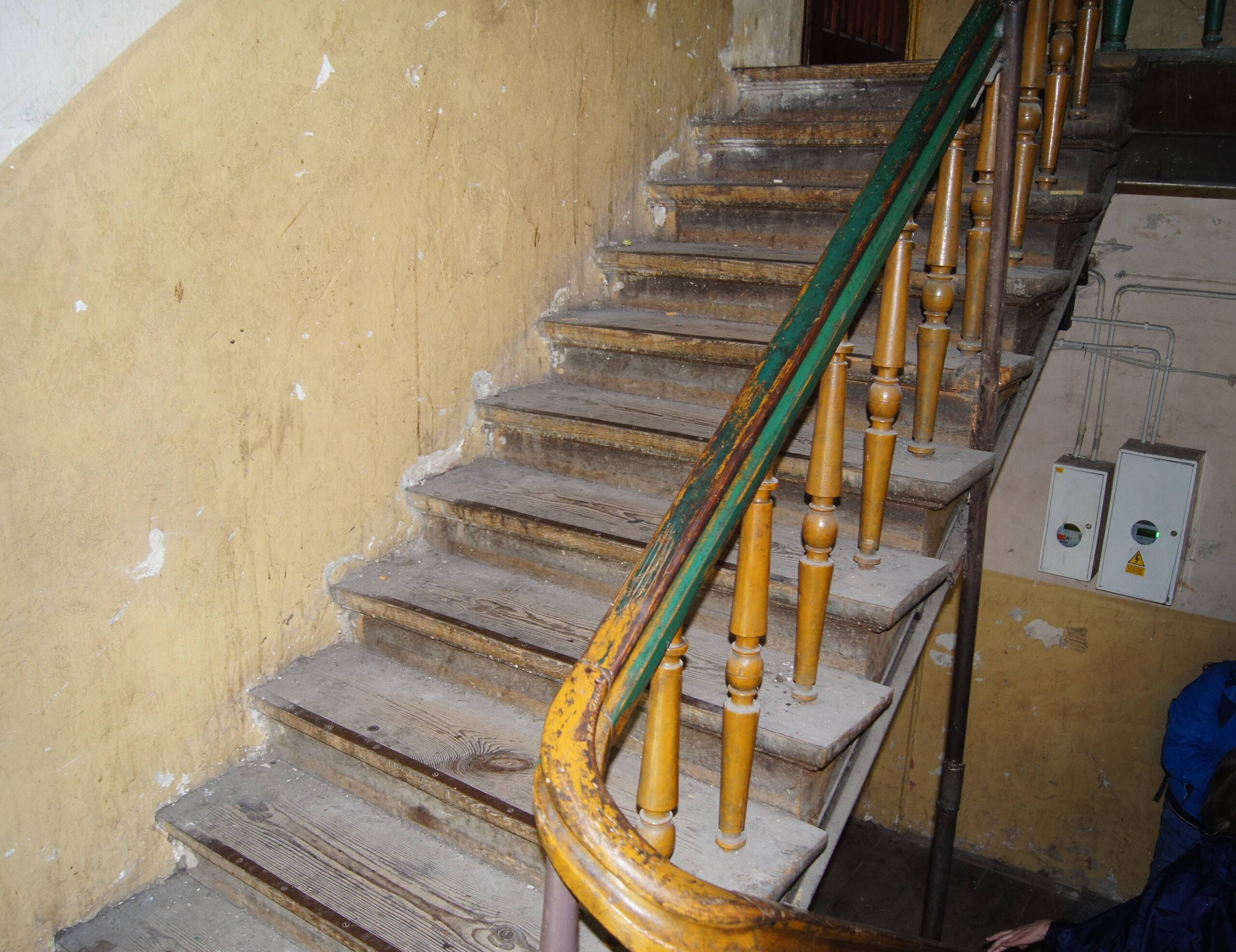 Klatka schodowa. Schody i balustrada. Fot. Konstanty Kubicki. 2022 r., źródło: Res in Ornamento II.