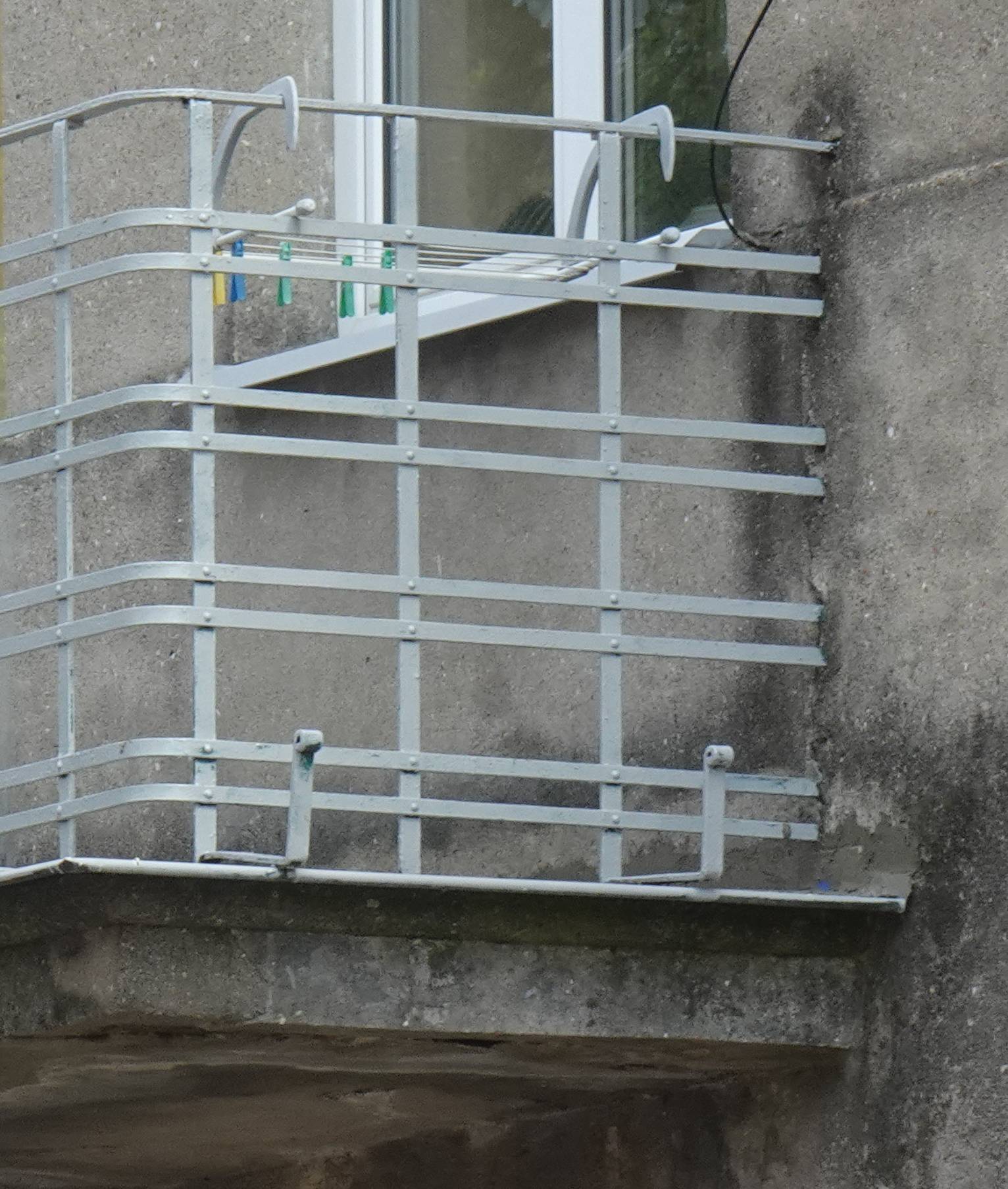 Elewacja północno zachodnia. Krata balkonu I-go piętra. Fot. Katarzyna Komar-Michalczyk 2022 r., źródło: Res in Ornamento II.