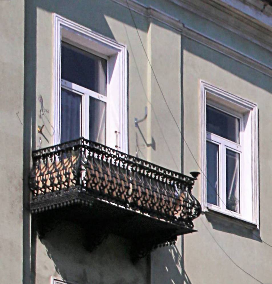 Elewacja frontowa. Balkon II-go piętra w południowej części budynku. Fot. Jerzy Majewski 2022 r., źródło: Res in Ornamento II.
