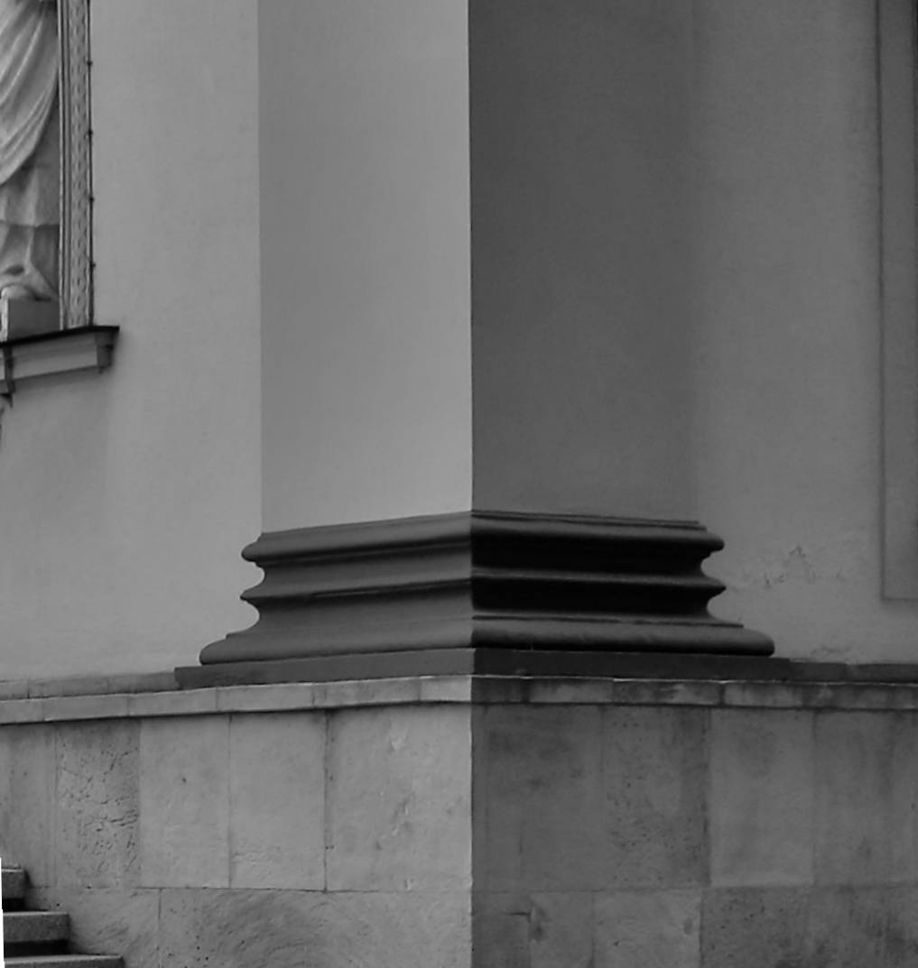 Elewacja północna. Narożny pilaster przy wejściu głównym. Fot. Jerzy Majewski 2022 r., źródło: Res in Ornamento II.