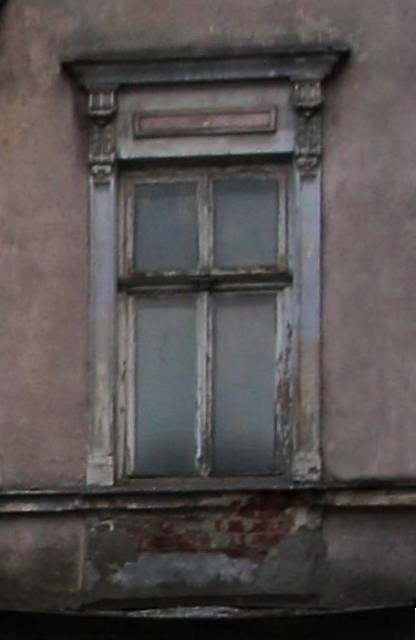 Elewacja północna. Oprawa okna I-go piętra. Fot. Jerzy Majewski 2022 r., źródło: Res in Ornamento II.