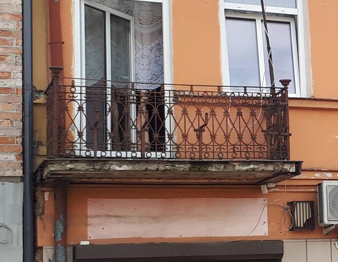 Elewacja frontowa. Lewy balkon I-go piętra. Fot. Robert Marcinkowski 2022 r., źródło: Res in Ornamento II.